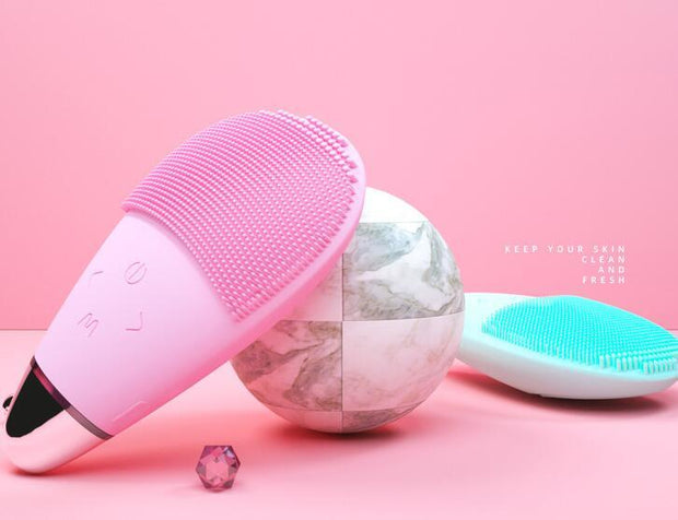 Facial cleansing brush with soft silicone bristles

